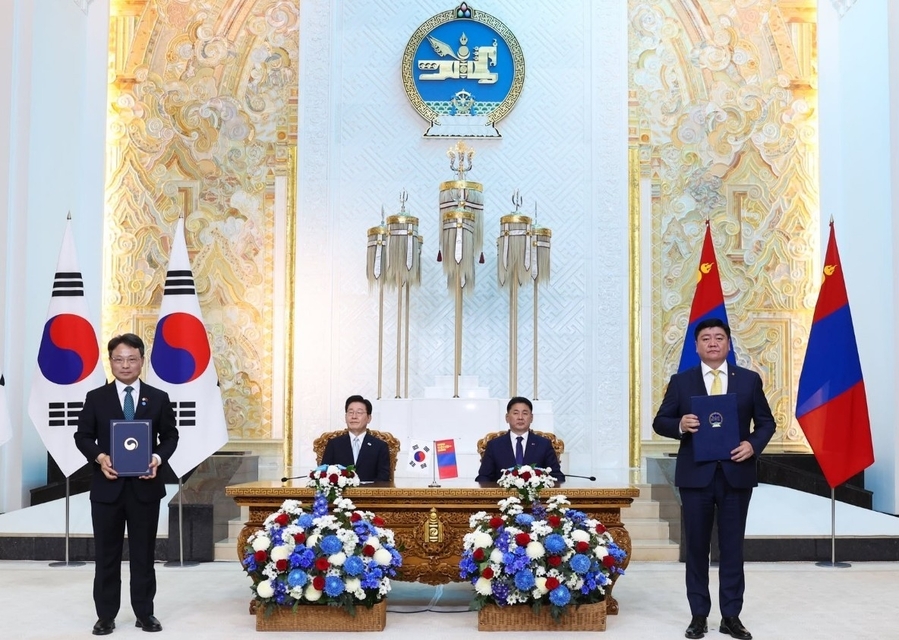 ▲ 박은식(왼쪽) 산림청장과 산닥어치르(오른쪽) 몽골 환경기후변화부 장관이 양국 정상 임석 하에 양해각서를 체결하고 기념촬영을 하고 있다. ⓒ산림청