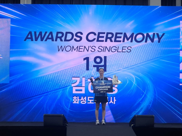 ▲ 김하영 선수가 시상대에서 트로피와 꽃다발을 들고 기념촬영을 하고 있다ⓒ화성도시공사 제공