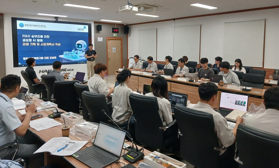 ▲ 대구경북경제자유구역청(DGFEZ)이 영천 ㈜한중엔시에스에서 입주기업 임직원을 대상으로 생성형 AI 활용 역량강화 교육을 진행했다.ⓒDGFEZ