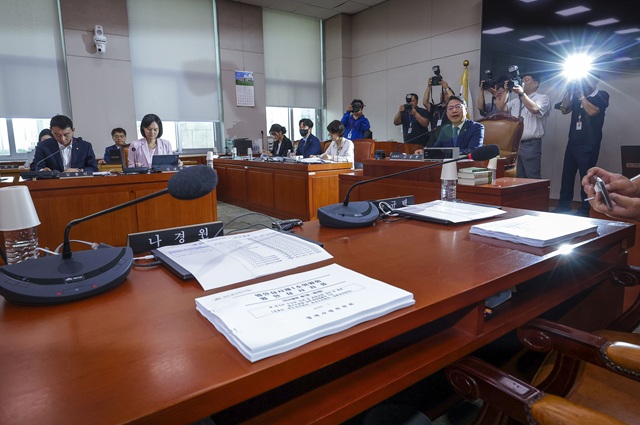 ▲ 13일 국회에서 열린 법제사법위원회 법안심사제1소위원회에 국민의힘 의원들의 자리가 비어 있다. ⓒ뉴시스