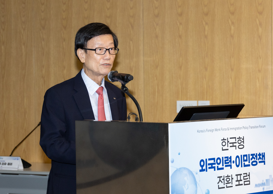 ▲ 한국무역협회가 13일 서울 강남구 삼성동 트레이드타워에서 개최한 ‘한국형 외국인력·이민정책 전환 포럼’에서 윤진식 한국무역협회 회장이 개회사를 하고 있다.ⓒ한국무역협회