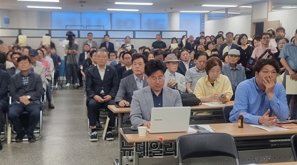 ▲ 박용갑 국회의원의 대전시당위원장 출마 선언 지지에 동참한 당원들 ⓒ김경태기자