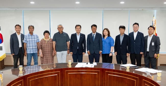 ▲ 강릉시가 13일 강릉시청 시민사랑방에서 지역 농업인단체와 간담회를 개최했다. 이날 간담회에는 한국농촌지도자강릉시연합회, 한국생활개선강릉시연합회, 한국후계농업경영인강릉시연합회, 한국여성농업인강릉시연합회, 한국쌀전업농강릉시연합회, 강릉시축산단체협의회 등 6개 단체가 참석했다. ⓒ강릉시