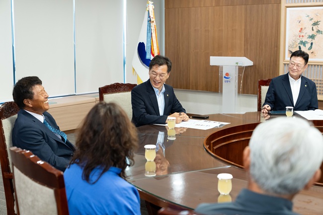 ▲ 시는 이날 강릉 농업 현안에 대한 농업인들의 현장 목소리를 듣고 강릉농업 발전 방향을 논의했다. 김중남 강릉시장은 