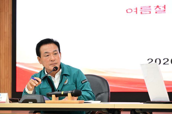 ▲ 백성현 논산시장이 간부회의를 주재하며 연일 이어지는 폭염에 대비한 취약계층 보호와 현장 중심의 대응 강화를 당부하고 있다.ⓒ논산시