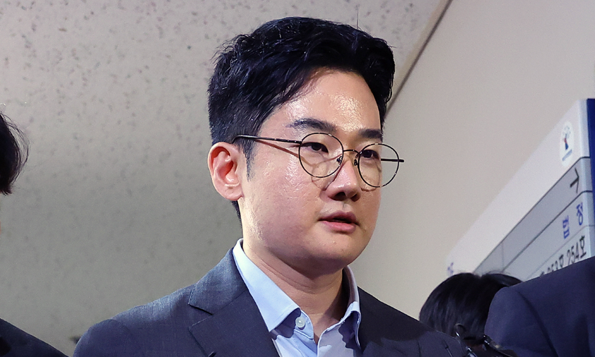 ▲ 정이한 전 개혁신당 부산시장 후보가 지난 8일 부산지방법원에 구속 전 피의자 심문을 위해 법정에 들어서고 있다. ⓒ연합뉴스