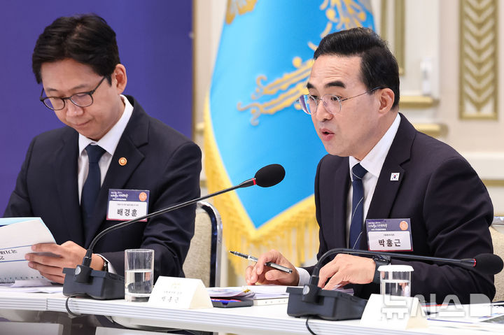▲ 박홍근 기획예산처 장관이 13일 청와대에서 열린 2026년 국가재정전략회의에서 재정운용 방향 발표를 하고 있다.ⓒ뉴시스