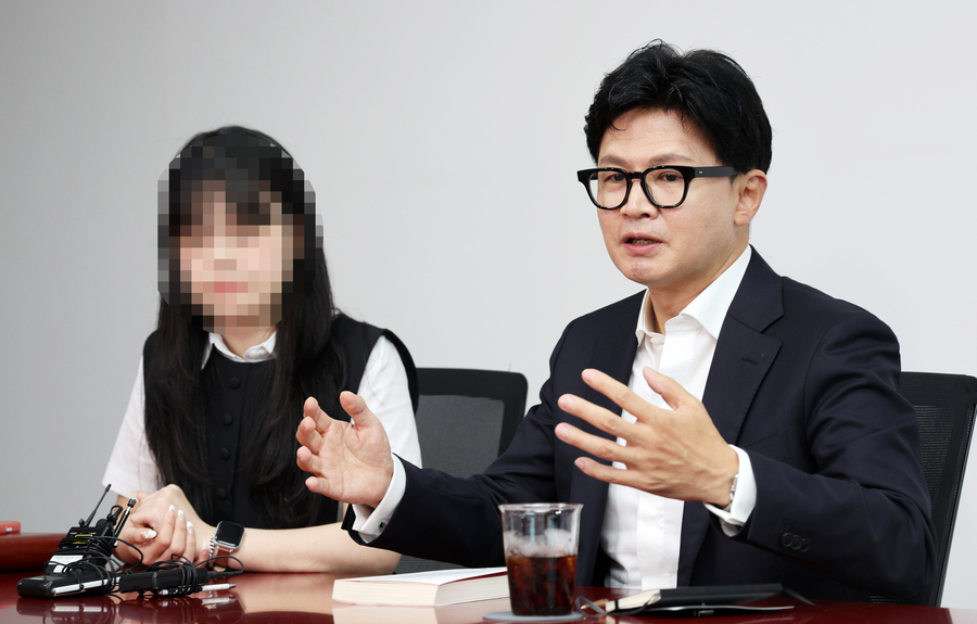 ▲ 한동훈 무소속 의원이 13일 서울 여의도 국회 의원회관 의원실에서 '부산 돌려차기' 사건 피해자와 비공개 면담을 마치고 발언하고 있다. ⓒ뉴시스