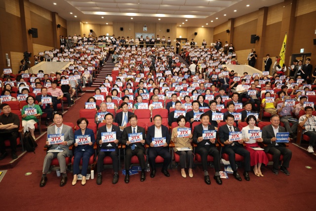 ▲ 국회의원회관에서 열린 '중부권 광역급행철도(JTX) 추진 촉구를 위한 국회 토론회'에서 참석자들이 퍼포먼스를 하고 있다ⓒ안성시 제공