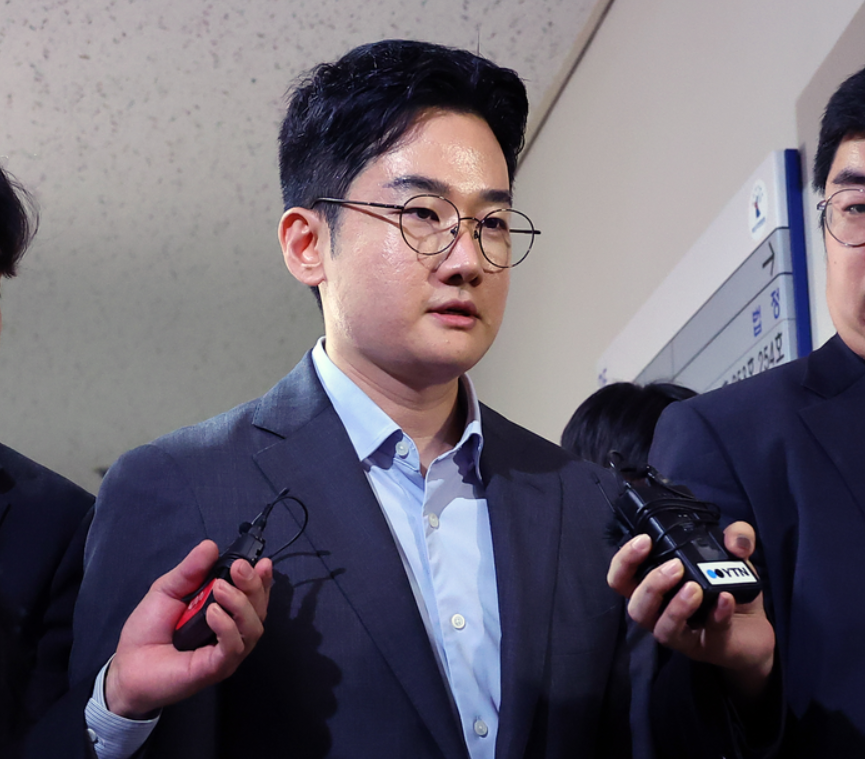 ▲ 정이한 전 개혁신당 부산시장 후보가 지난 8일 부산지방법원에 구속 전 피의자 심문을 위해 법정에 들어서고 있다. ⓒ연합뉴스