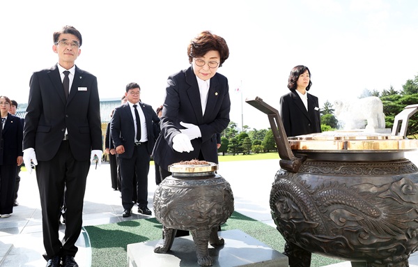 ▲ 유성구의회가 13일 국립대전현충원 참배를 시작으로 제10대 의정활동의 막을 올렸다.ⓒ유성구의회