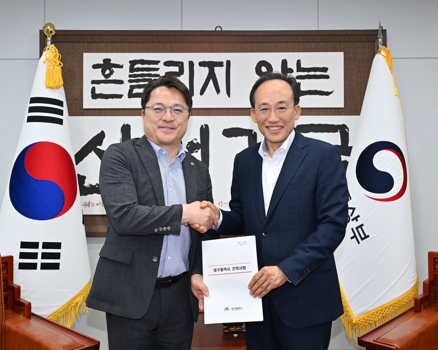 ▲ 추경호 대구시장이 산업통상자원부 문신학 차관과 면담을 갖고 휴머노이드 국가첨단전략산업 특화단지 지정과 미래모빌리티 AI 소프트웨어 검증시스템 구축 등 지역 미래산업 육성을 위한 정부 지원을 요청했다.ⓒ대구시