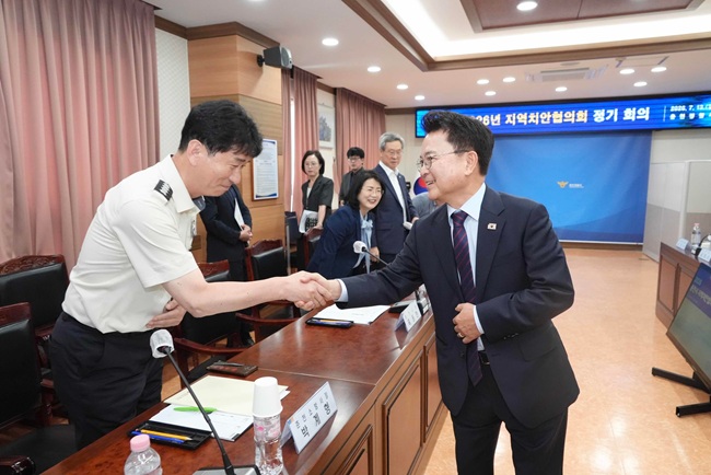 ▲ 이날 회의에서 육동한 시장은 등하교 시간대 실질적인 순찰과 예방활동을 강화하기 위해 주요 등하교 시간과 방과 후 활동이 집중되는 오후 2시부터 6시까지 아동보호구역을 탄력순찰 노선에 포함하는 방안과 관계기관과의 정례적인 교통안전캠페인을 건의했다. ⓒ춘천시