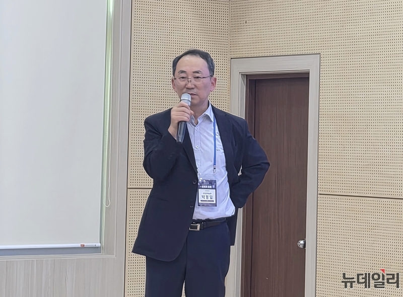 ▲ 박동일 산업통상자원부 산업정책실장이 13일 충북테크노파크에서 열린 '2026년 제3회 충북 지산학연 브릿지포럼'에서 정부의 산업정책 방향을 발표하고 있다. ⓒ표윤지 기자