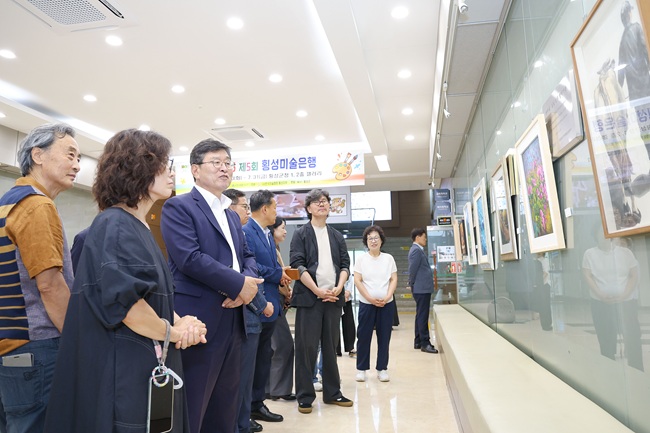 ▲ 이날 행사에는 장신상 횡성군수을 비롯해 박승남 횡성군의회 의장, 군의회 의원, 정재영 한국예총 횡성지회장, 조동선 한국미술협회 횡성지부장, 미술협회 회원과 관계자들이 참석해 전시 개막을 축하했다. ⓒ횡성군