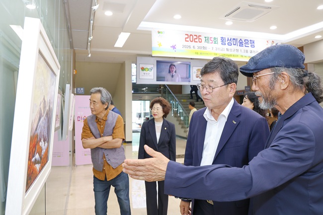 ▲ 올해 다섯 번째를 맞은 이번 전시에는 횡성미술협회 회원 20명이 참여해 풍경, 정물, 꽃, 추상 등 다양한 작품을 선보이고 있다. 전시는 오는 31일까지 횡성군청 로비 1·2층 전시실에서 무료로 관람할 수 있다. ⓒ횡성군