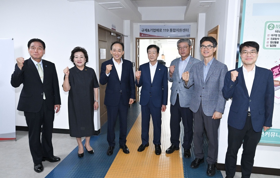 ▲ 추경호 대구시장과 참석자들이 13일 산격청사에서 열린 ‘대구광역시 규제 & 기업애로 119 통합지원센터’ 출범식에서 기념촬영을 하고 있다(왼쪽부터 박재청 대구상인연합회 회장, 박윤경 대구상공회의소 회장, 추경호 대구시장, 임인환 대구시의회 의장, 성태근 중소기업중앙회 대구경북회장, 하세헌 대구시 규제개혁위원회 위원장, 김정기 대구시 행정부시장)ⓒ대구시