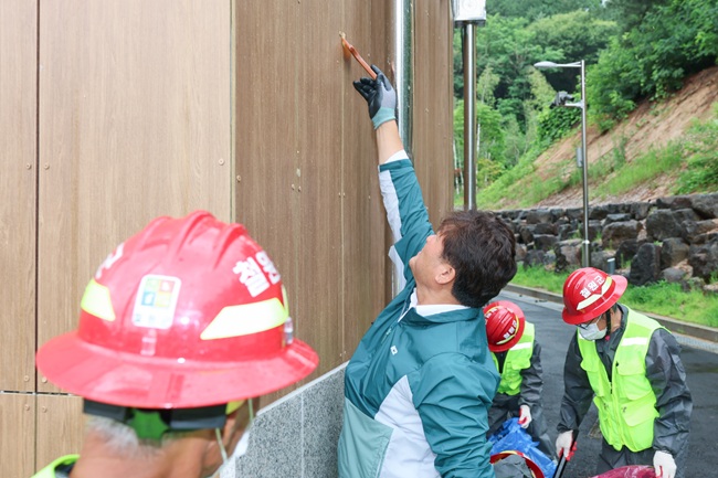 ▲ 철원군이 최근 기후변화와 이상기온의 영향으로 각종 돌발해충 발생이 증가함에 따라 적기에 방제가 이뤄질 수 있도록 예찰 및 방제 활동을 강화한다. 방제대상은 주거지 인근 산림과 공원, 가로수, 등산로 주변, 지역주민이 이용하는 공공시설 등이다. ⓒ철원군