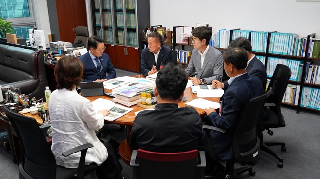 ▲ 김왕규 양구군수를 비롯해 강원특별자치도 이혜교 SOC정책관, 이원대 철도과장 등 도·군 관계자들이 13일 오전 지역구 의원인 국회 허영 의원실을 찾아 면담을 가졌다. ⓒ양구군