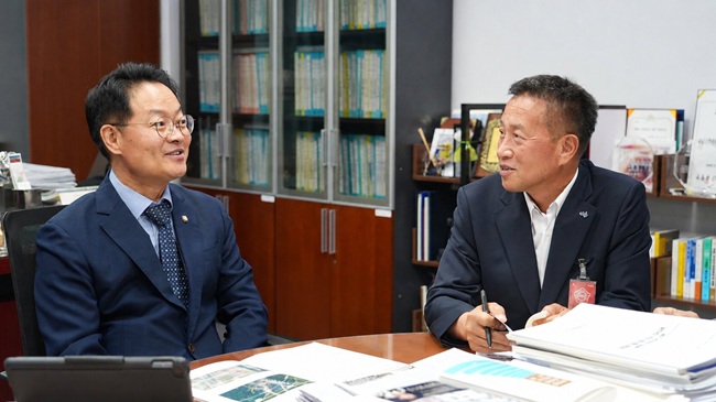 ▲ 김왕규 양구군수를 비롯해 강원특별자치도 이혜교 SOC정책관, 이원대 철도과장 등 도·군 관계자들이 13일 오전 지역구 의원인 국회 허영 의원실을 찾아 면담을 가졌다. ⓒ양구군