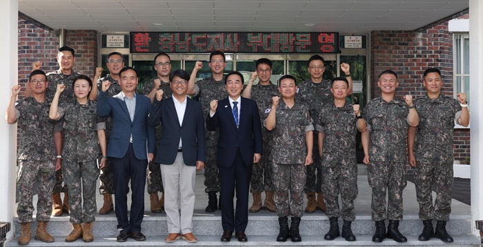 ▲ 박수현 충남도지사가 13일 세종시 육군 제32보병사단을 초도 방문해 군 관계자들과 지역 안보 현안을 공유한 뒤 기념촬영을 하고 있다.ⓒ충남도