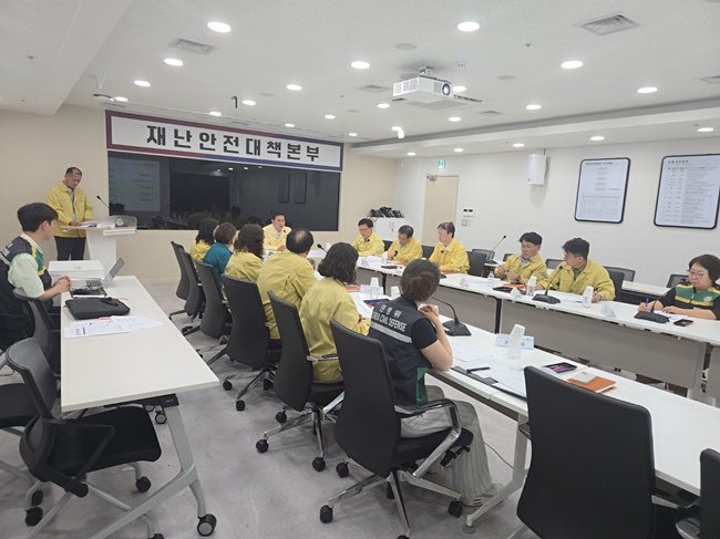 ▲ 원주시가 폭염으로부터 시민의 건강과 안전을 보호하기 위해 지난 13일 시청 재난안전상황실에서 김정남 부시장 주재로 '2026년 폭염 대응 추진상황 점검회의'를 개최했다. ⓒ원주시