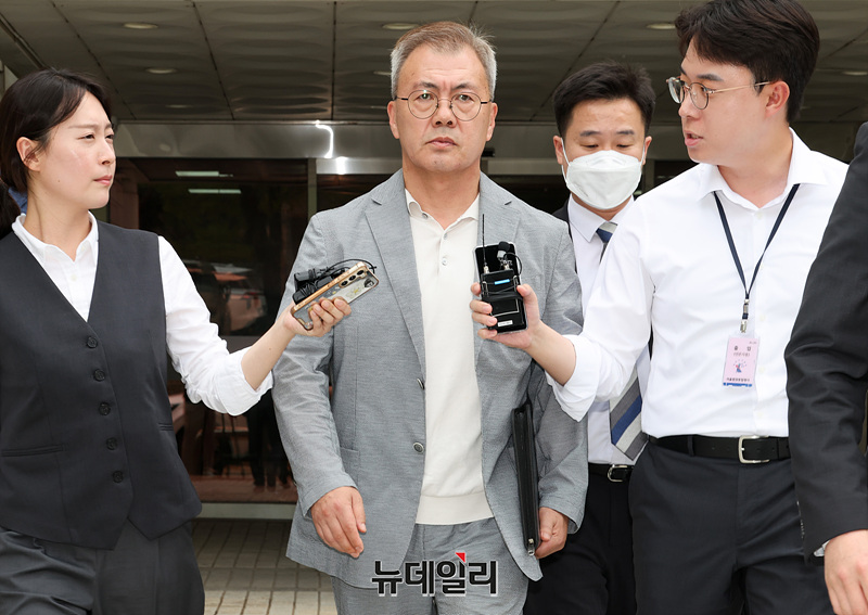 ▲ 강호필 전 육군 지상작전사령관이 지난 13일 '내란 가담 의혹'과 관련해 구속 전 피의자 심문(영장실질심사)을 받고 서울 서초구 서울중앙지법을 나서고 있다. ⓒ서성진 기자