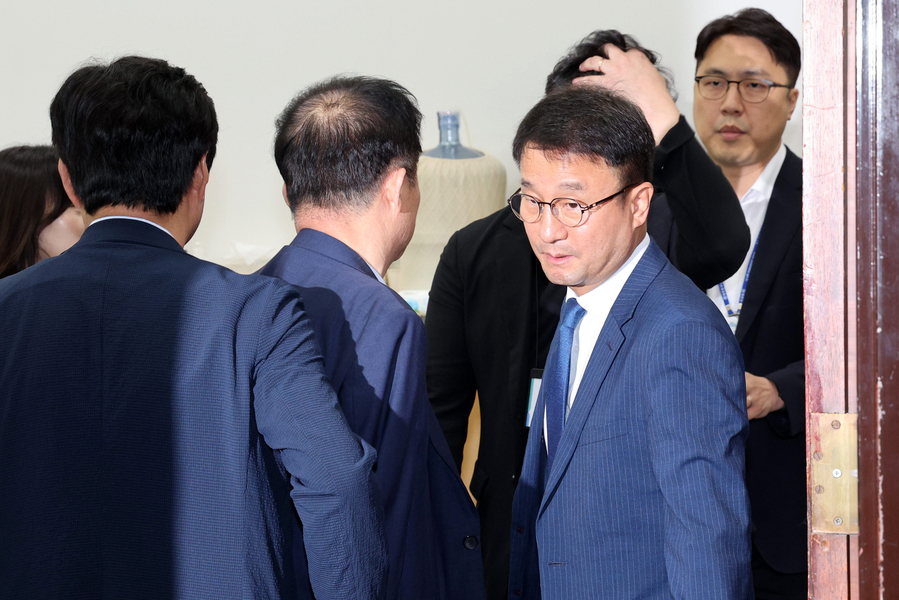 ▲ 한병도 더불어민주당 대표 직무대행 겸 원내대표가 14일 국회에서 열린 비공개 최고위원회의를 마치고 나서고 있다. ⓒ뉴시스
