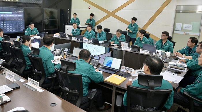 ▲ 공주시가 여름철 폭염에 대비해 재난안전대책본부 상황판단회의를 열고 폭염 대응체계와 취약계층 보호, 재난 상황 관리 방안 등을 점검하고 있다.ⓒ공주시