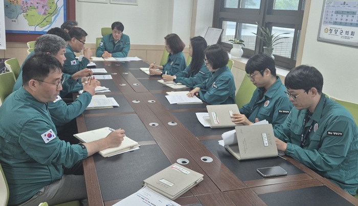 ▲ 지난 13일 전상욱 청양군 부군수가 폭염 대응 추진상황 점검회의를 주재하며 부서별 대응 현황을 점검하고 있다.ⓒ청양군