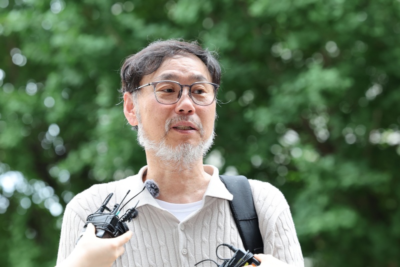 ▲ 김순환 서민민생대책위원회 사무총장이 14일 오전 서울 마포구 서울경찰청 광역수사단에서 홍명보 전 축구대표팀 감독 선임 관련 고발인 조사를 받기 위해 출석하며 취재진 질문에 답변하고 있다. ⓒ뉴시스
