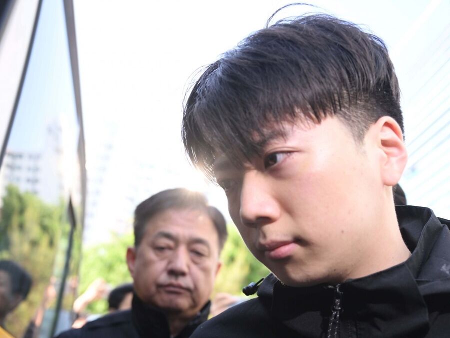 ▲ 강간 등 살인 혐의로 기소된 장윤기(23)가 지난 5월 14일 오전 광주 서구 서부경찰서에서 검찰로 송치되고 있는 모습. ⓒ뉴시스
