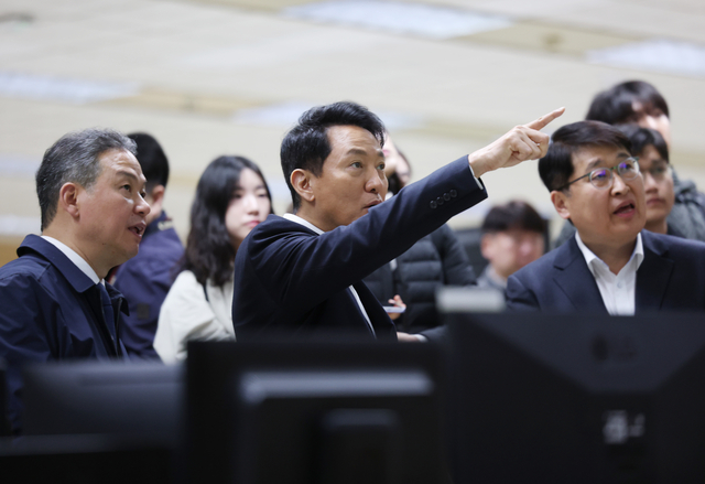 ▲ 오세훈(가운데) 서울시장이 지난 4월 서울 성동구 서울교통공사 제2관제센터를 찾아 무선통신 기반 열차제어시스템(CBTC) 도입 준비 현황을 점검하고 있다. ⓒ연합뉴스