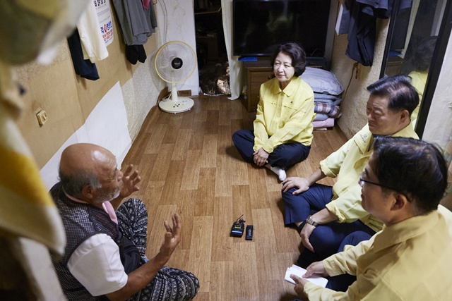 ▲ 추미애 경기도지사가 14일 오전 광명시 소하동 뚝방 거주촌을 찾아 주민과 대화하고 있다. ⓒ경기도 제공