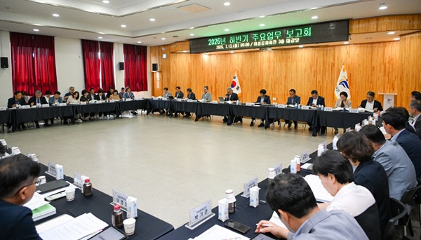 ▲ 지난13일 여성문화회관에서 민선 9기 첫 주요업무 보고회를 열고 군정 비전인 ‘부여 대전환, 더 위대하게’ 실현을 위한 핵심사업 추진 현황과 하반기 실행계획을 점검했다.ⓒ부여