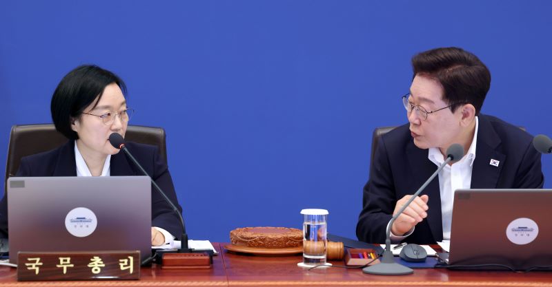 ▲ 이재명 대통령과 한성숙 국무총리가 14일 청와대에서 열린 국무회의에서 대화하고 있다. ⓒ뉴시스