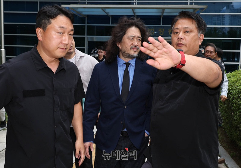 [포토] 취재진 피해 법원 나서는 김어준 … 1심서 벌금 2,000만원