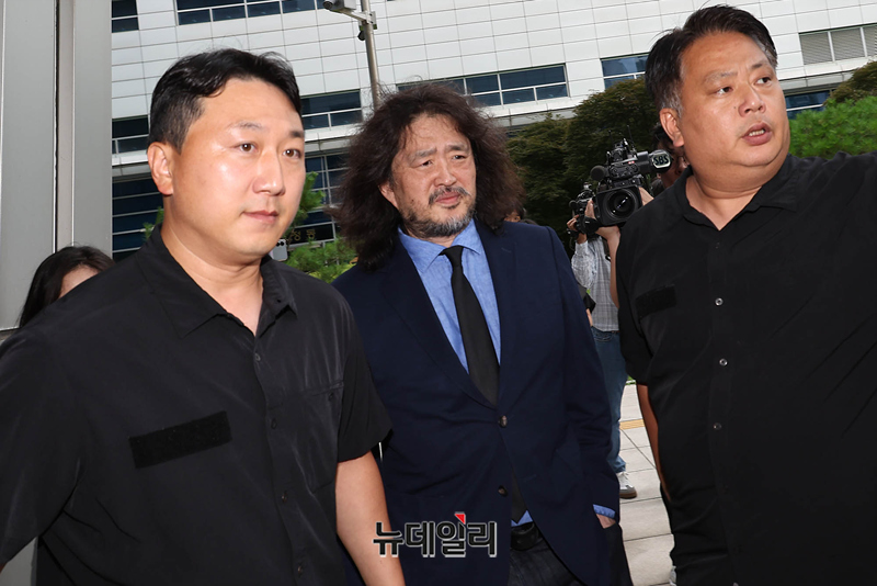 ▲ 방송인 김어준씨가 14일 오후 서울 도봉구 서울북부지법에서 열린 1심 선고 공판을 마치고 경호를 받으며 법원을 나서고 있다.ⓒ정상윤 기자