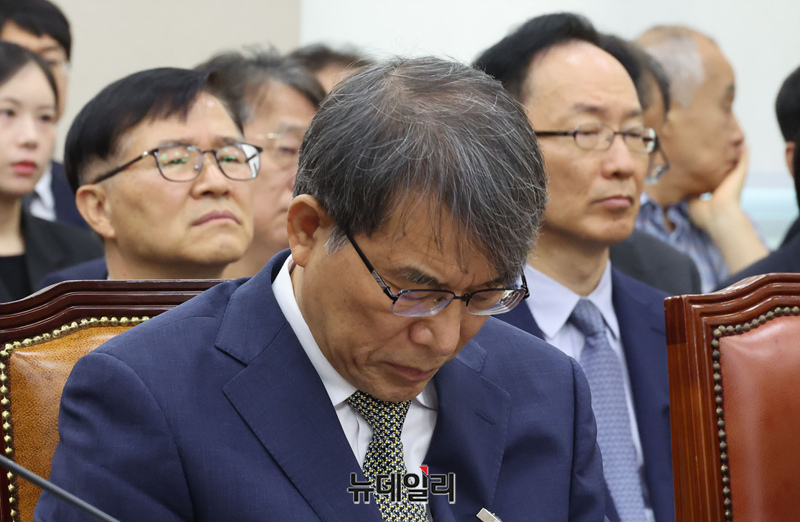 ▲ 노태악 전 중앙선관위원장이 14일 국회에서 열린 투표용지 부족사태 등 국민 참정권 침해 진상 규명 및 선거 관리 개혁을 위한 국정조사특별위원회 제1차 청문회에서 굳은 얼굴로 앉아있다. ⓒ이종현 기자