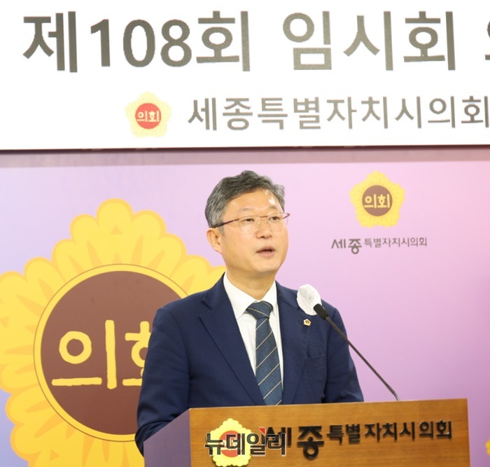 ▲ 안신일 세종시의회 의장이 14일 오후의회 대회의실에서 열린 의정브리핑을 통해 제108회 임시회 운영계획과 의정 방향을 설명하고 있다.ⓒ이길표 기자