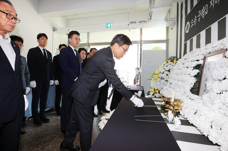 ▲ 이상식 충북도의회 의장이 14일 청주시청 임시청사 시민분향소에서 오송참사 3주기를 맞아 희생자들에게 헌화하고 있다. ⓒ충북도의회