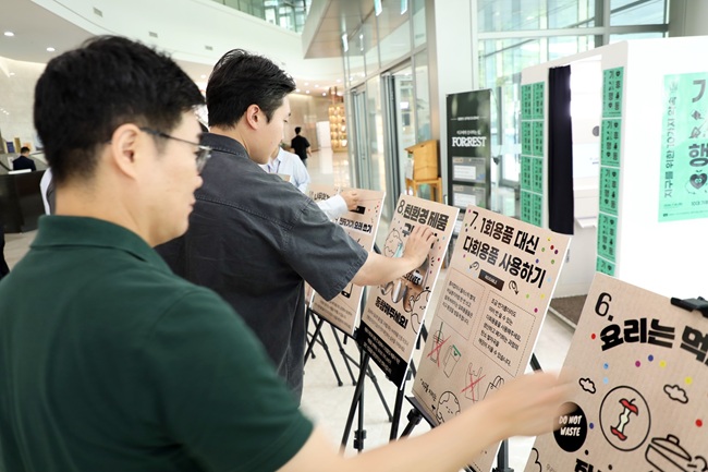 ▲ 강원랜드는 고한 본사 사옥과 그랜드호텔 직원식당 일대에 캠페인 현장을 마련했다. 이 곳에 기후에너지환경부가 권고하는 '대한민국 10대 기후행동' 가이드라인을 전시해 임직원들이 일상 속 실천 방법을 숙지할 수 있도록 도왔다. 또 QR코드를 활용한 모바일 실천 서약 참여도 함께 독려했다. ⓒ강원랜드