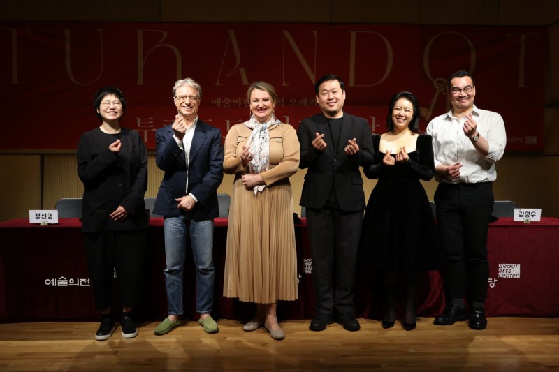 ▲ 10일 서울 서초구 예술의전당에서 열린 오페라 '투란도트' 기자간담회. 정선영 연출(왼쪽부터), 지휘자 로베르토 아바도, 성악가 에바 프원카·백석종·서선영·김영우.ⓒ예술의전당