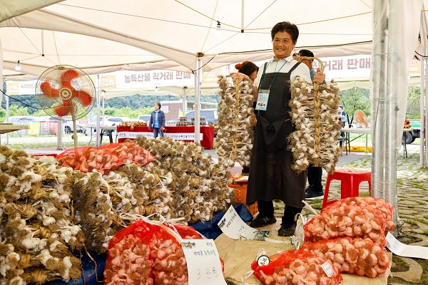 ▲ 25년 단양마늘축제에서 농민이 직접 생산한 마늘을 들어 보이고 있다.ⓒ단양군 제공