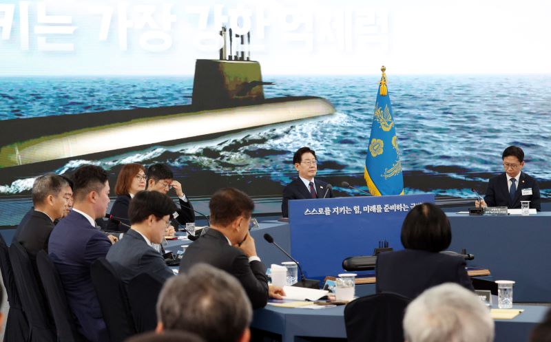 ▲ 이재명 대통령이 지난 5월 26일 경남 창원시 진해구에서 열린 '제1회 미래국방전략위원회'에서 핵추진잠수함 기본 계획 발표를 듣고 있다. ⓒ뉴시스
