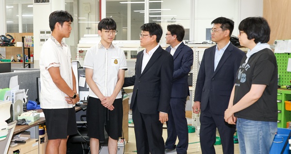 ▲ 오석진 교육감이 인천시 제61회 전국기능경기대회에 참가하는 선수들을 격려하기 위해 7월 14일 충남기계공업고등학교를 방문했다.ⓒ대전시교육청은