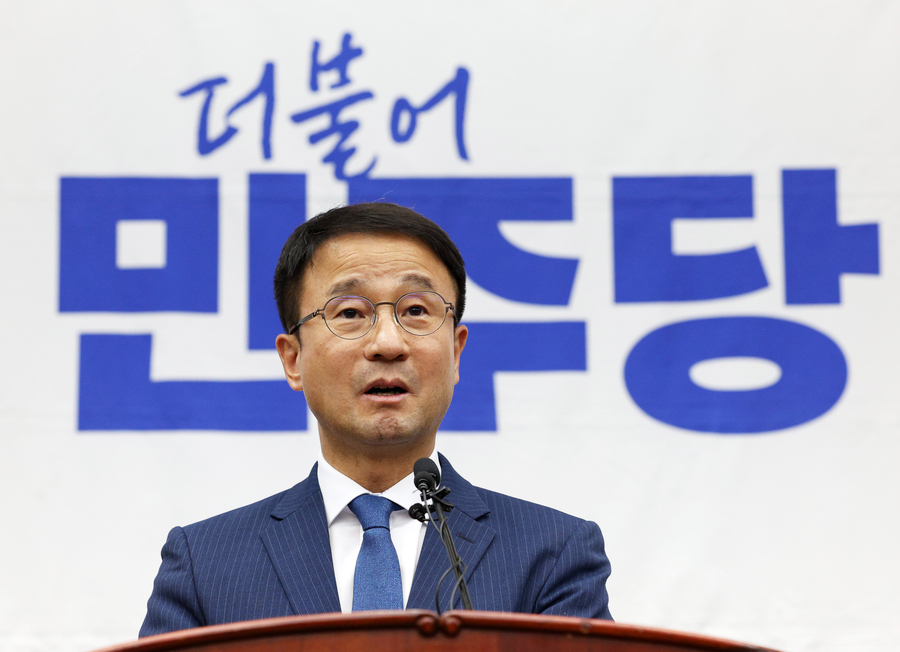 ▲ 한병도 더불어민주당 대표 직무대행 겸 원내대표가 14일 서울 여의도 국회에서 열린 의원총회에서 발언하고 있다. ⓒ뉴시스