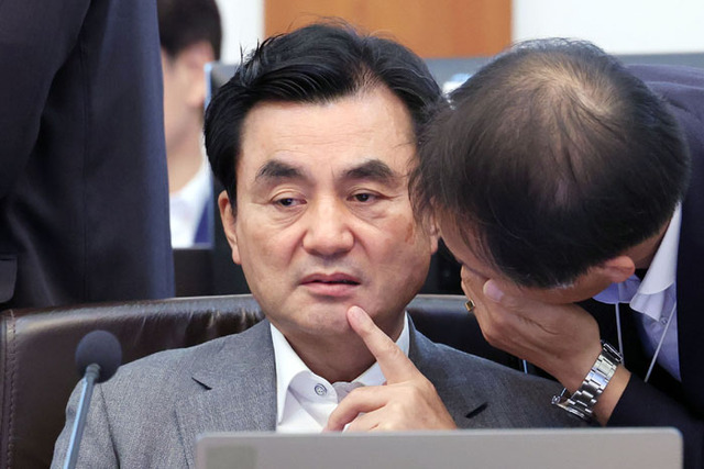 ▲ 안규백 국방부 장관과 송기호 국가안보실 제3차장이 14일 청와대에서 열린 국무회의에서 대화하고 있다. ⓒ뉴시스