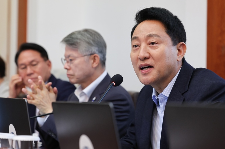 ▲ 오세훈 서울시장이 14일 오전 청와대에서 이재명 대통령 주재로 열린 국무회의에서 발언권을 요청하고 있다. ⓒ연합뉴스