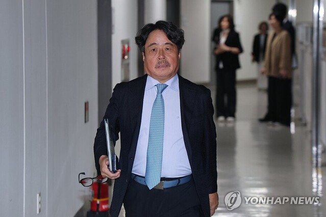 ▲ 최저임금위원회 제14차 전원회의가 열린 14일 권순원 최저임금위원장이 회의 속개를 위해 정부세종청사 최저임금위원회 전원회의장으로 들어가고 있다. ⓒ연합뉴스